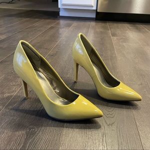 Yellow pointy toe heels